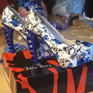 Size 7 blue and white skull shoes with purse